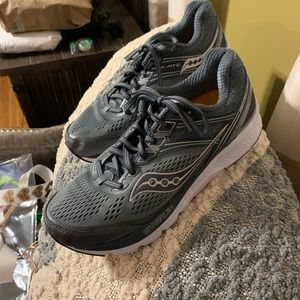 Women’s athletic shoes 9M Saucony.